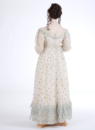デイドレスの背面図、c.1815（青い羊毛で刺繍された綿のモスリン） 作： English School