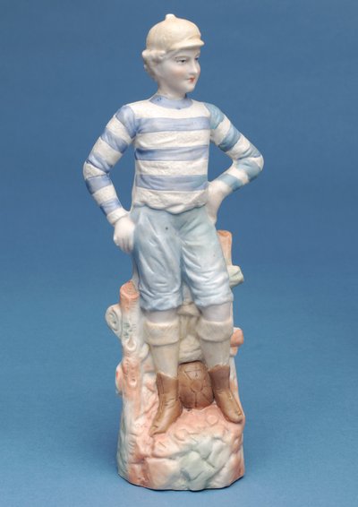 青と白のストライプキットの少年サッカー選手のビスクフィギュア、c.1890年代（セラミック） 作： English School