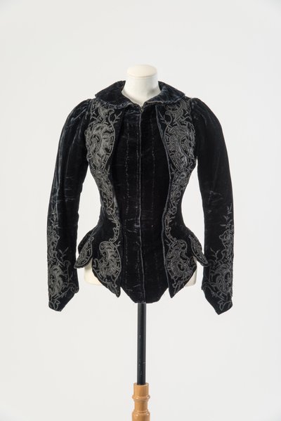 黒いシルクとメタルビーズを応用した刺繍が施された黒いベルベットのジャケット 1890年代後半（ベルベット 作： English School
