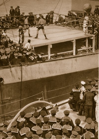 追加の見物人として2隻目の船の乗組員がいる軍艦に乗ってのボクシング競技、1914-19 作： English School