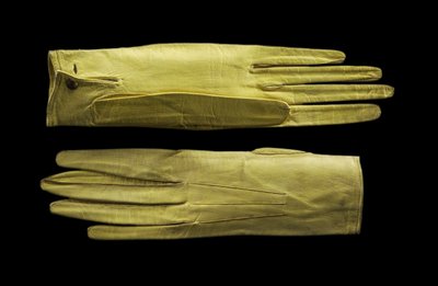 明るい黄色の手首の長さの手袋。 1820年頃（子供革革） 作： English School
