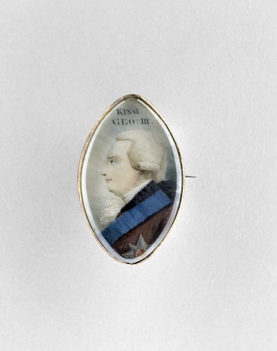 ジョージ3世の肖像画のブローチ、c。 1770年（アイボリーに水彩、銅とガラスに9Kローズゴールド） 作： English School