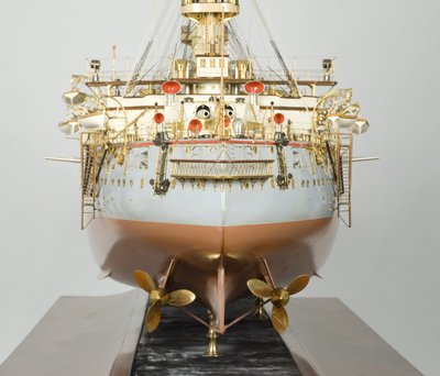 日本の戦艦「初瀬」のビルダーのモデル、c.1890-99 作： English School