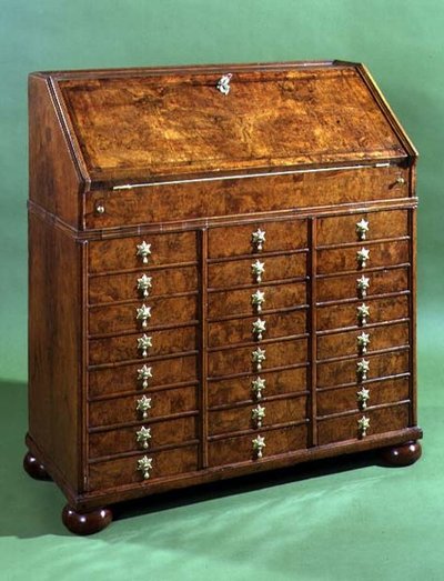多くの小さな引き出しとおだんごの足がある事務局、c.1710（クルミ） 作： English School