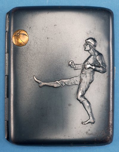 サッカー選手が金のボールを空中に蹴り出すシガレットケース。 c.1880（金属） 作： English School