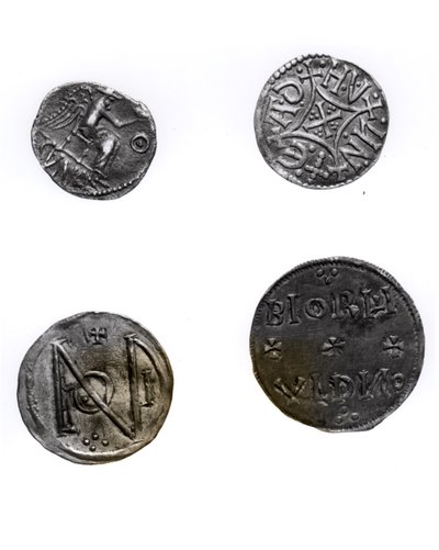 クーノベリヌスまたはシンベリンの硬貨（西暦43年）、オファ、マーシアの王（西暦757〜96年）、アルフレッド（西暦871〜99年）およびエドワードザエルダー（西暦871〜924年）（銀） 作： English School