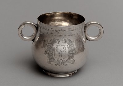 大きなお腹と厚みのあるキャストリムベースのカップ、牛眼ハンドルのペア、1675（シルバー） 作： English School
