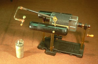 レイデンジャー（マホガニー、真ちゅう、ガラス）を備えたシリンダー静電機械 作： English School