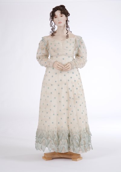 デイドレス、c.1815（青い羊毛で刺繍された綿のモスリン） 作： English School