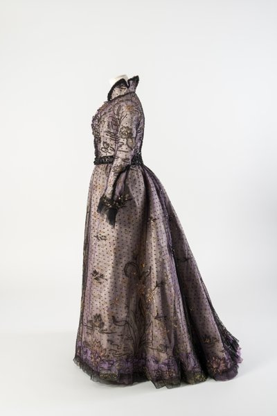 白と紫の花柄シルクサテンに黒のネットを重ねたドレス 作： English School
