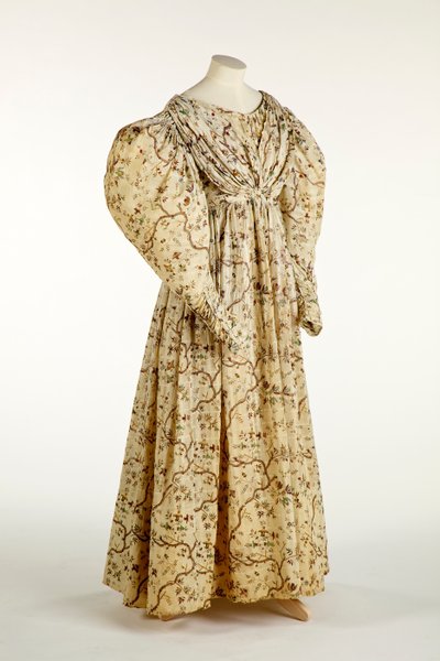 織りに格子模様のあるクリーム織りの生地に花と枝のデザインがプリントされたドレス、c.1830-35（綿） 作： English School