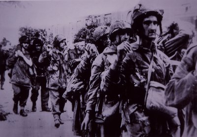 ドイツ軍の捕虜となった疲労困憊のイギリス空挺部隊（アーネムの戦い 作： English School