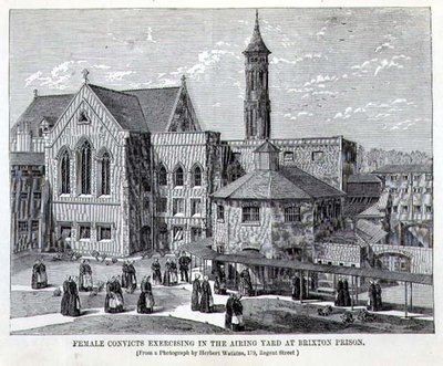 ブリクストン刑務所のエアリングヤードで運動する女性囚人たち（Henry Mayhew（1812-87）とJohn Binnyによる「The Criminal Prisons of London and Scenes of Prison Life」より 作： English School