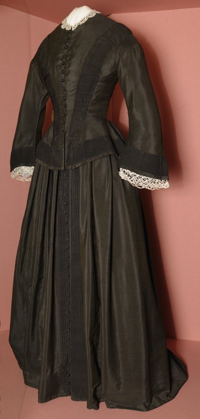 フローレンスナイチンゲールの黒い胴着とおそろいのスカート、1870年頃（黒い絹） 作： English School