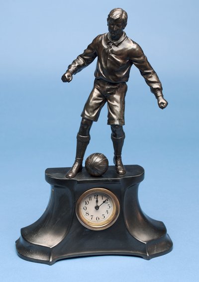 フットボール選手、時計セットの一部（塗装済みスペルター）（315474-315475および315477も参照） 作： English School