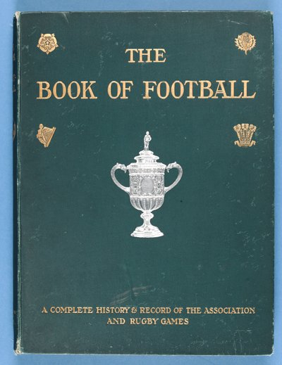 サッカーの本の表紙。協会とラグビー競技の完全な歴史と記録1905 作： English School