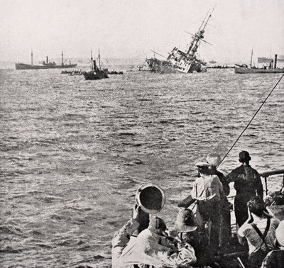 1915年5月27日に沈没したHMSマジェスティック、1916年にロンドンで出版された「The War Illustrated Album deLuxe」より 作： English School