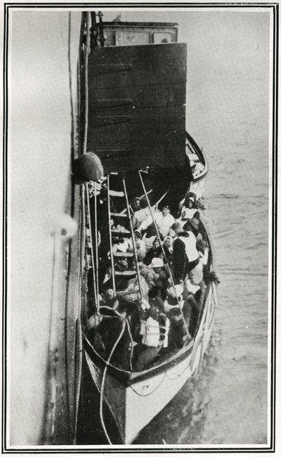 タイタニックの生存者はどのようにしてカーパシア号に拾われたのか、「The Sphere」1912年5月4日号より（リトグラフ）（450825の詳細 作： English School
