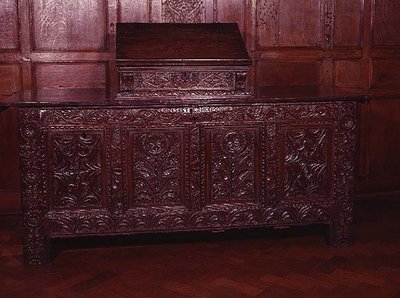 建築モチーフの象嵌コッフェル 16世紀後半 （オーク材に他の木材を象嵌したもの 作： English School
