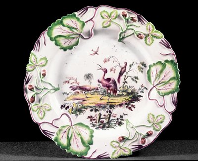 ロングトンホールプレート、イチゴで成形、1749-60（磁器） 作： English School