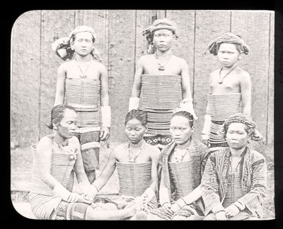 海の女性ダイアス部族、ボルネオc.1900を示すマジックランタンスライド 作： English School