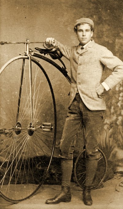 ペニーファーシングの横に立つ男性（1890年頃）（モノクロ写真 作： English School