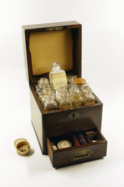 クリミア戦争中にフローレンスナイチンゲールが使用した薬箱、1854-56年（木材） 作： English School