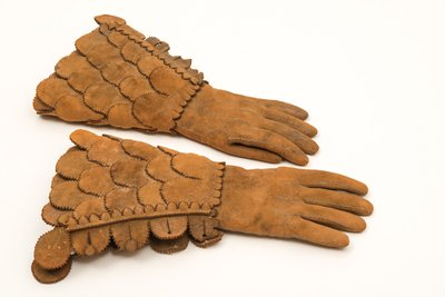 メンズアーマードグローブ、c.1600-50（ヘビーバフレザー） 作： English School