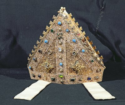 ウィリアムオブワイカムに属する留め継ぎ、14世紀後半または15世紀初頭（金、真珠、シルバーゴールド、模造ターコイズの布） 作： English School