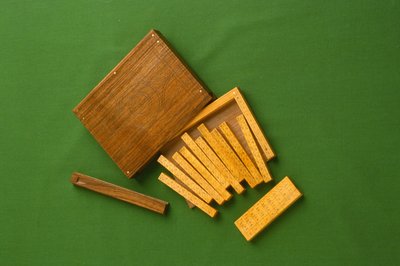 ネーピアスボーンのモダンレプリカ（ツゲの木とクルミ） 作： English School