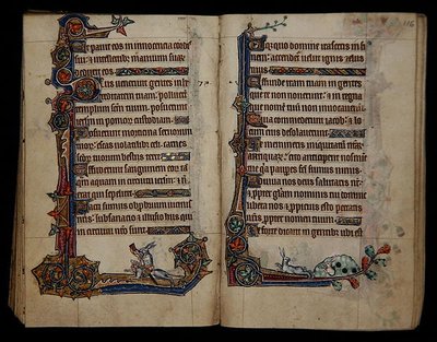 Ms 1-2005, ff.115v-116r: 犬に乗った狩りをするウサギ、1330年頃、イースト・アングリア、サルムの使用によるマックルズフィールド詩篇の縁飾り（ベラム製 作： English School