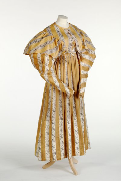 黄色と白の縦縞のデザインでプリントされた抽象的な藤色のパターンのモスリンドレス、c.1820-30（綿） 作： English School