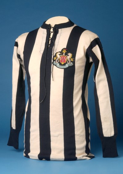 ニューカッスルユナイテッドジャージー、1911年FAワールドカップ決勝、1911年（綿） 作： English School
