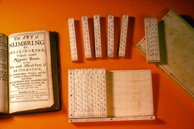 ネイピアスボーンのオリジナルセット、ケース付き、現代出版物、1685年（ツゲ） 作： English School