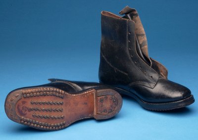 ホールドファストマイナーブーツのペア、1900年代初頭（革） 作： English School