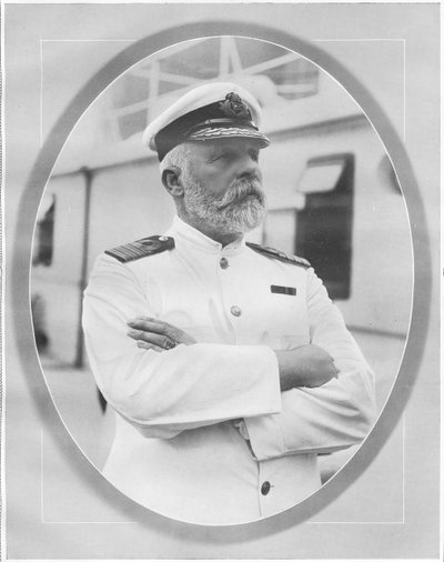 ホワイトスター・ライナーRMSタイタニックの船長エドワード・J・スミス司令官の肖像と賛辞、「The Sphere」1912年4月27日号より（リトグラフ）（450794のディテール 作： English School