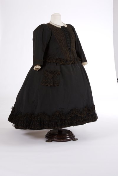 ビクトリア女王のドレス、1890年代（シルク＆ネット） 作： English School