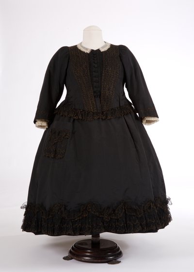 ビクトリア女王のドレス、1890年代（シルク＆ネット） 作： English School