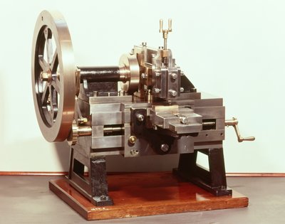 James Nasmyth（1808-90）によって設計された成形機 作： English School