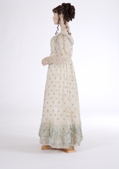 デイドレスの側面図、c.1815（青い羊毛で刺繍された綿のモスリン） 作： English School