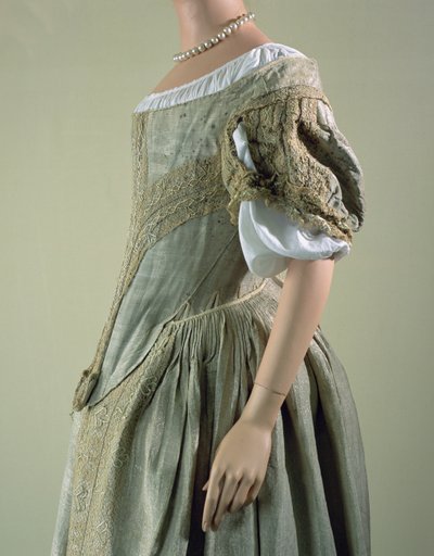 シルバーティッシュドレス、1660年代（シルク、レース、シルバーメタルスレッド） 作： English School