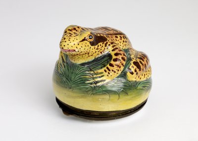 カエルの形に刻印された嗅ぎタバコの箱、c.1775-80（エナメル） 作： English School