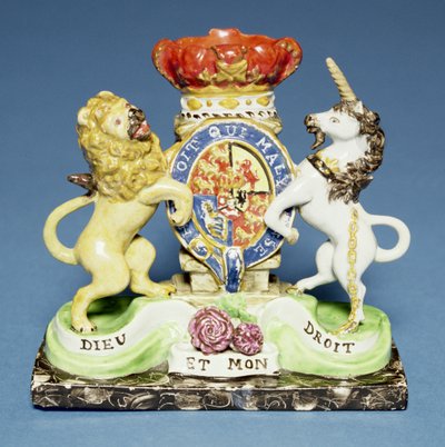 黒大理石の台座に王家の紋章の形をしたこぼれ話用の花瓶、ウォルトン 作： English School