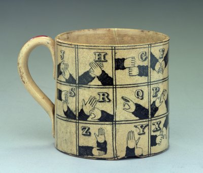 手話でアルファベットを描いたスタッフォードシャーのマグカップ、1820年頃（陶器） 作： English School