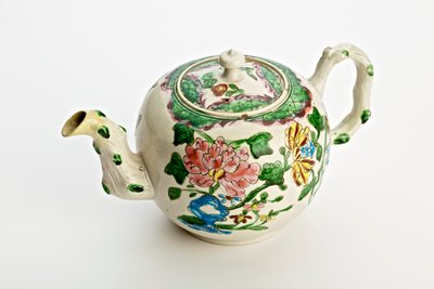 菊で飾られたスタッフォードシャーティーポット、1760年（塩釉陶器） 作： English School