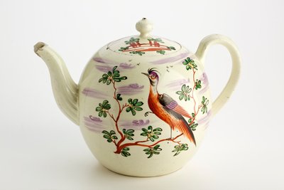 エキゾチックな鳥で飾られたスタッフォードシャーティーポットと木々の間の建物c。 1765-75（クリームウェア） 作： English School