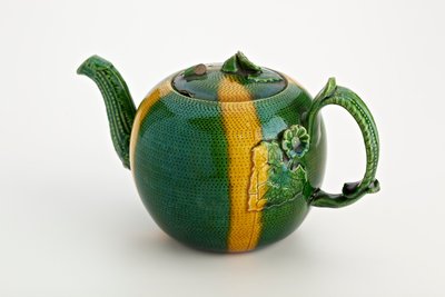 スタッフォードシャーティーポット、クラブストックハンドルおよび注ぎ口付き、1750年（鉛釉陶器） 作： English School