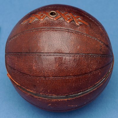 サッカーの形をしたストリングディスペンサー（革） 作： English School