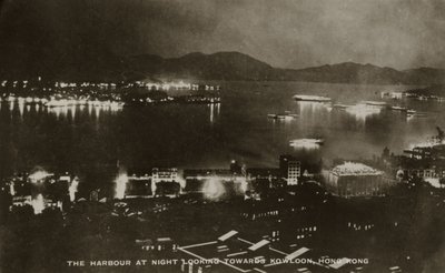 1940年のPte H. Chickの奉仕に関連する写真のアルバムから、香港の九龍に向かっている夜の港 作： English School