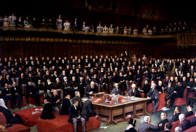領主の邸宅での家の支配についての議論に質問を入れようとしている首相、1893 作： English School